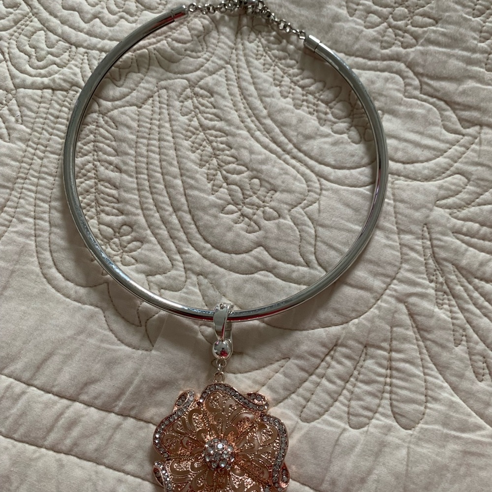 Beautiful necklace rose gold and silver!